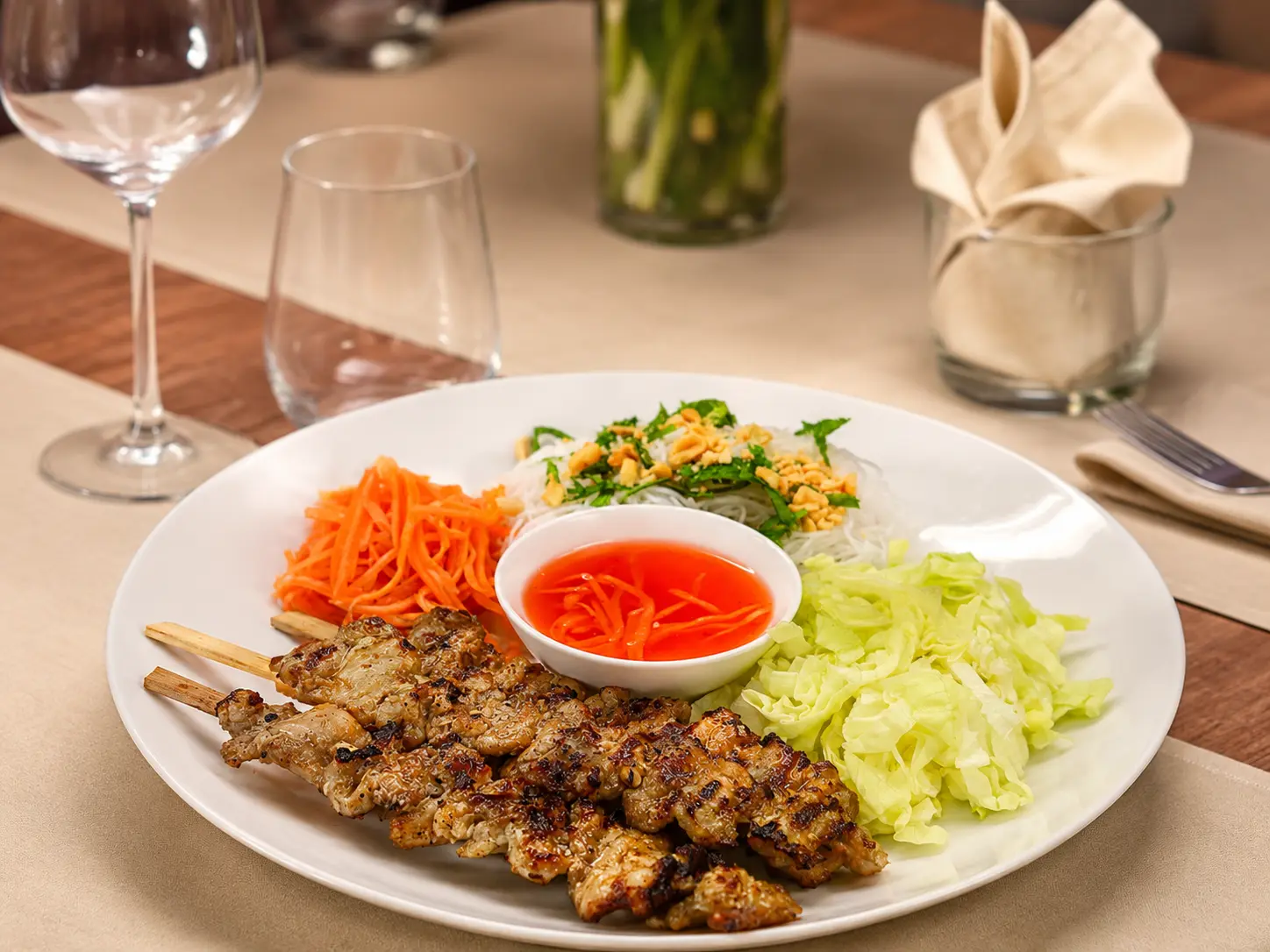 Bun mit grilliertem Fleisch und Gemüse
