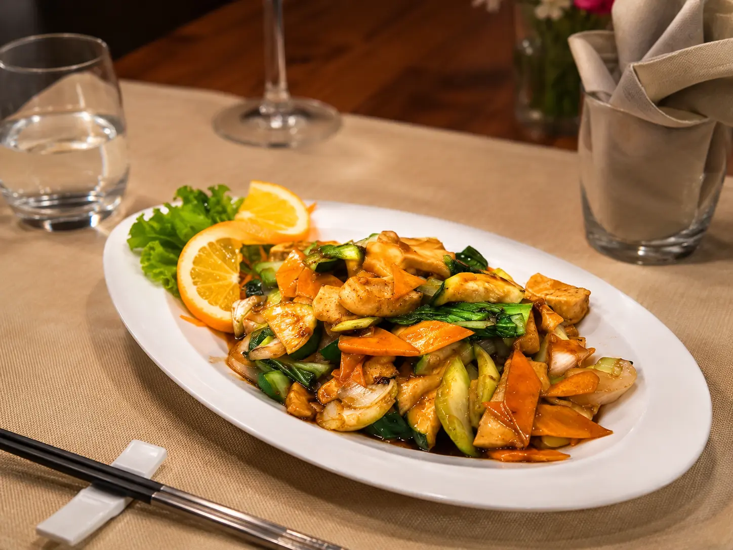 Tofu mit Gemüse zum Mitnehmen